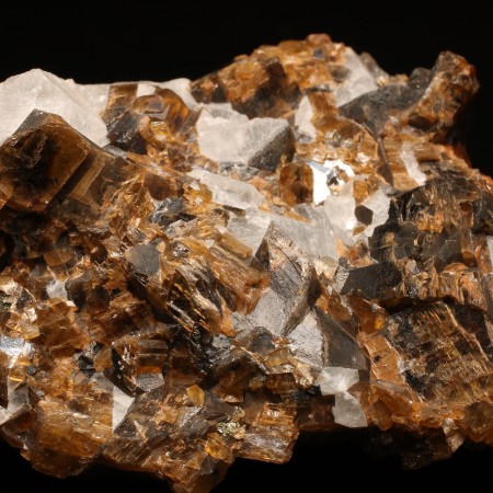Siderite, Cryolite, Thomsenolite, Topaz og Chalcopyrite